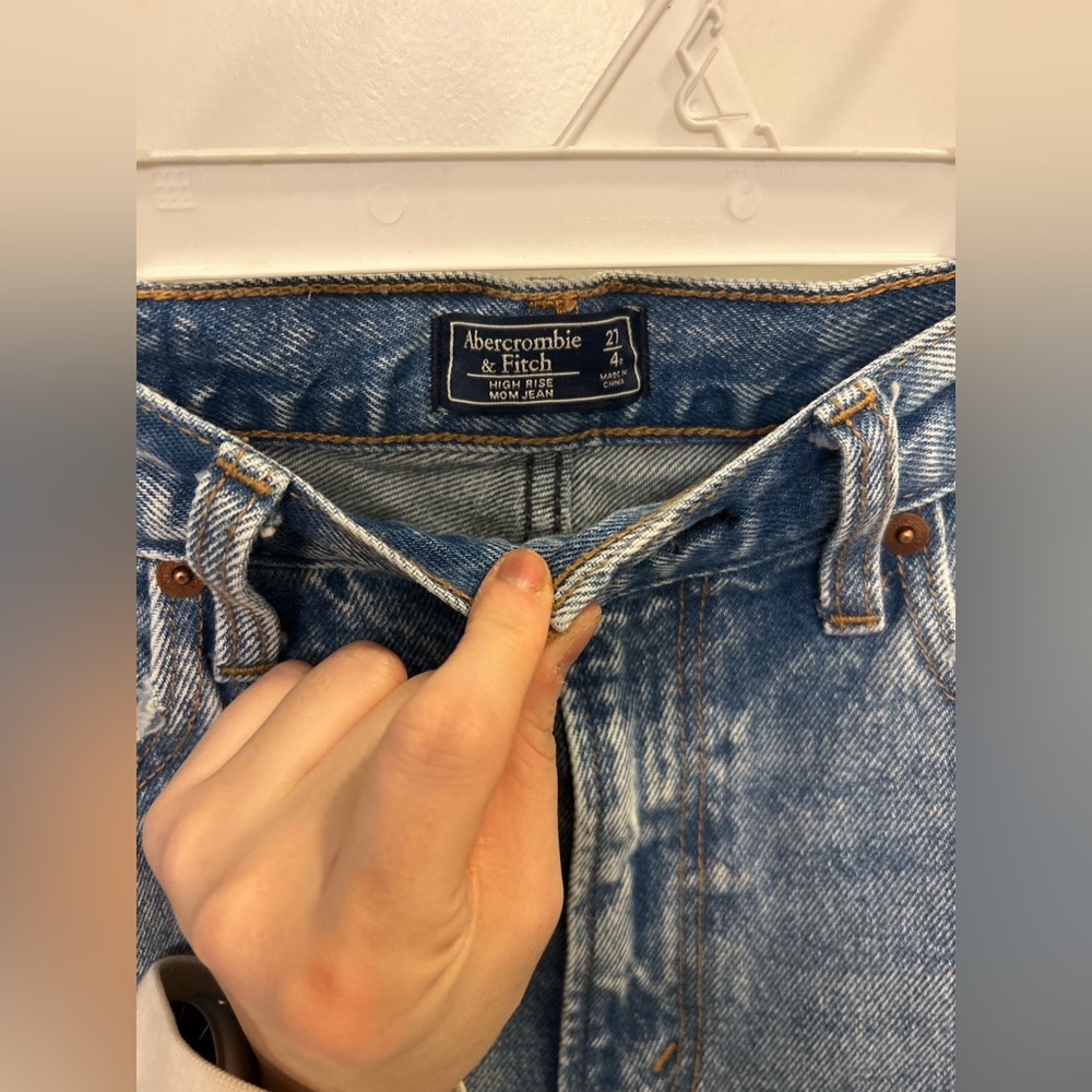 Abercrombie & Fitch High Rise Mom Jeans - Picture 5 of 9